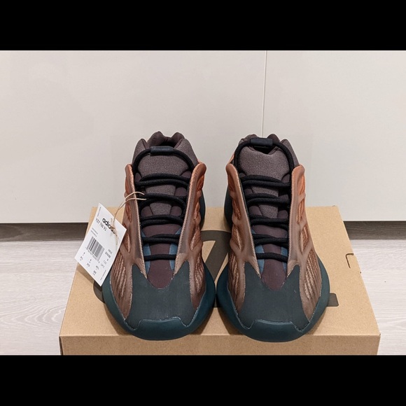 BRAND NEW. Adidas Yeezy 700 V3
Copper Fade
Size 9.5 US - Picture 2 of 5